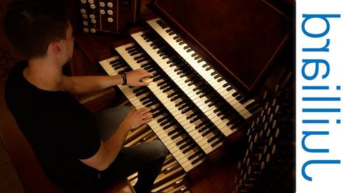 person player an organ